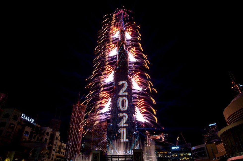 Comemoração do Ano Novo no Burj Khalifa, o arranha-céu mais alto do mundo, na cidade de Dubai (Emirados Árabes Unidos).