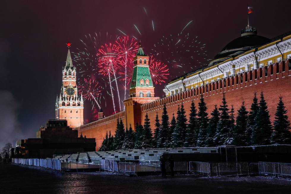 Fogos de artifício iluminam o céu de Moscou (Rússia).