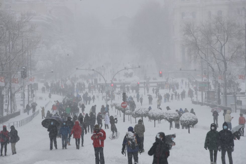 Cientos de ciudadanos ocupan la calzada de la calle de Alcalá. Las calles de la ciudad han amanecidos sepultadas por la nieve, haciéndolas intransitables para los vehículos.