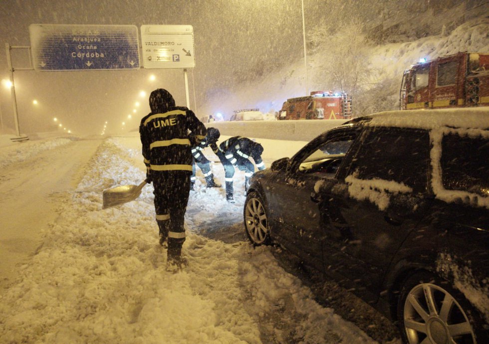 Efectivos de la Unidad Militar de Emergencias (UME) en una carretera de acceso a Madrid en la madrugada del día 9 de enero.