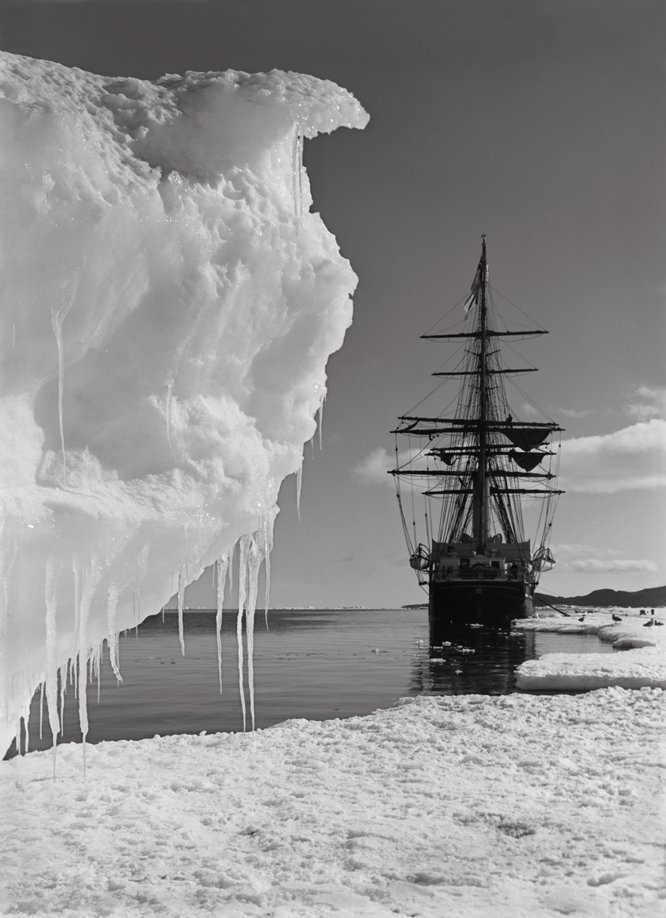  A  Terra Nova , junto a um iceberg. 16 de janeiro, 1911.    O formidável empreendimento concebido por Ernest Shackleton a bordo do  Endurance  também não obteria sucesso: cruzar o continente Antártico de ponta a ponta pela primeira vez, entrar em mares congelados e enfrentar perigos desconhecidos, navegar entre icebergs do tamanho de castelos, em um clima que registra a temperatura mais fria da Terra.