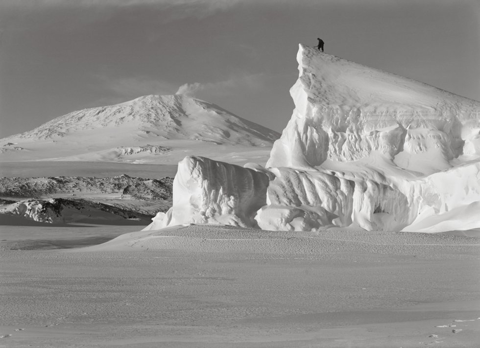  Perfil do monte Erebus. 8 de outubro, 1911.    Mais afortunado do que a tripulação da  Terra Nova  foi o fotógrafo e cineasta Herbert G. Ponting (1870-1935), que participou da aventura como fotógrafo oficial e conseguiu retornar à Inglaterra com mais de mil imagens do misterioso e gelado continente: o diário visual de um feito heroico sem final feliz.