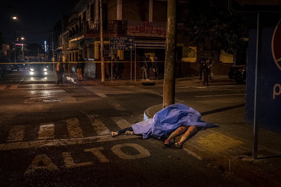 As irmãs Lemus, de 18 e 20 anos, foram baleadas em 31 de dezembro de 2019 de uma motocicleta em uma avenida da Cidade da Guatemala, quando voltavam do trabalho.  A polícia presume que por trás do crime está a gangue Barrio 18, uma das duas mais poderosas do país.  Este é o retrato do círculo vicioso do qual a Guatemala não pode sair.  Emigração que alimenta a violência.  Violência que alimenta a emigração.  Em um país pobre e dominado pelo crime - mais de 60.000 homicídios na última década - mães e pais são forçados a deixar suas terras para encontrar um meio de vida em outro lugar, geralmente indo para os Estados Unidos através do México sem visto.