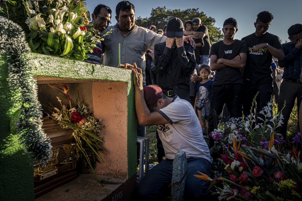 O funeral de Glendy Yesenia López, 20 anos.  Eles foram mortos por dois membros de gangue enquanto dirigiam seu moto-táxi.