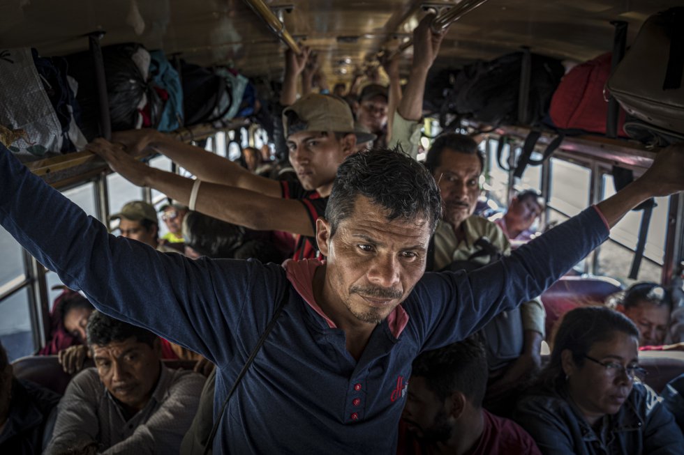 José Basilio, 43, viaja de ônibus para os Estados Unidos na caravana de migrantes que cruzou a Guatemala em janeiro de 2020. Ele deixa seus três filhos com sua esposa.  Tenciona emigrar para se juntar a ele assim que José Basilio se instalar.