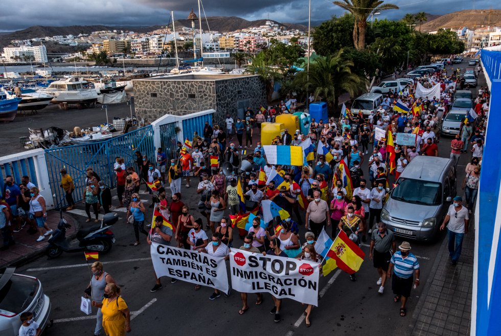 La gestión del repunte de llegadas al archipiélago generó malestar en las Administraciones locales y en la población casi desde el principio. El Gobierno de Canarias, los cabildos y los ayuntamientos demandan hasta hoy más derivaciones a la Península y solidaridad de otras comunidades autónomas para compartir el peso de la acogida. Varias de las consignas vistas en las manifestaciones pedían la dimisión de Pedro Sánchez. En la imagen, otro momento de la manifestación convocada el pasado 7 de noviembre.
