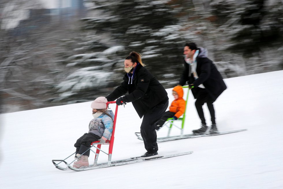 Una familia disfruta de la nieve en Central Park.