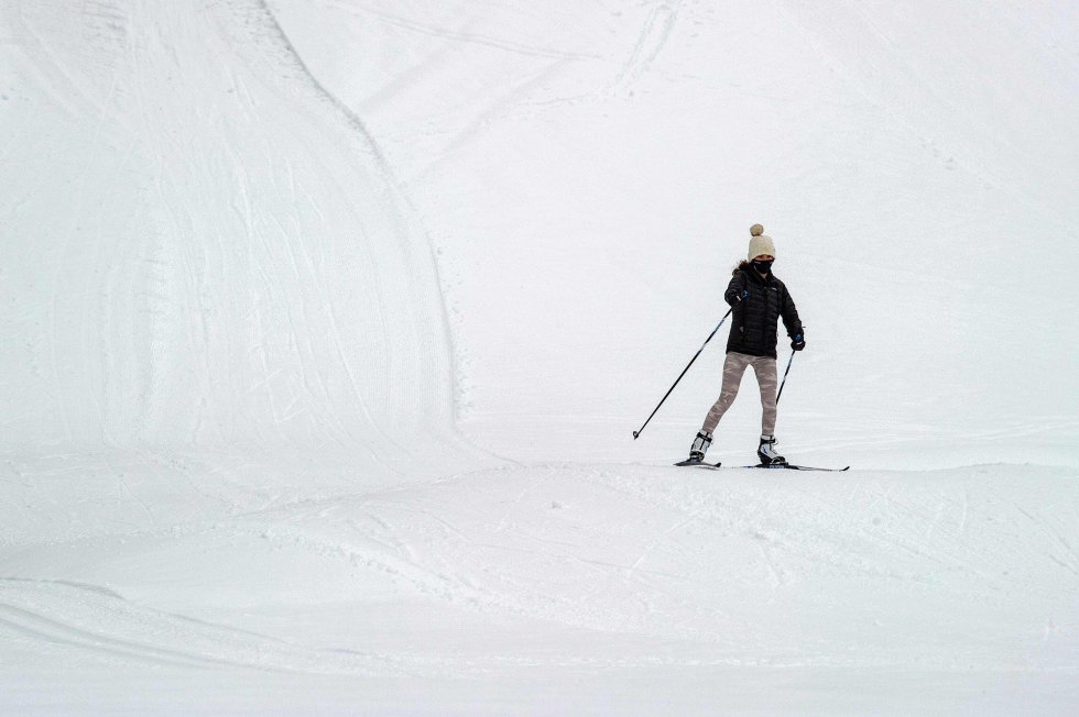 Una mujer practica el esquí en Massachusetts.