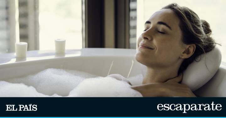 Un albornoz calentito, bombas de baño y masajeadores: ocho ideas para relajarse en casa como en un spa