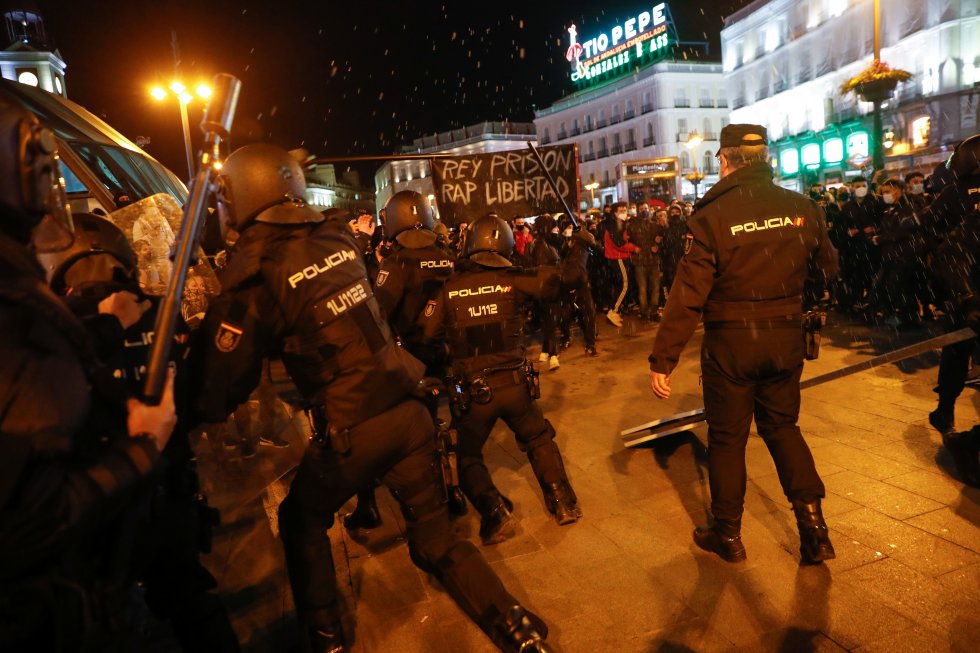 L'acte de protestation, appelé par les réseaux sociaux et qui n'a pas l'autorisation de la Délégation gouvernementale, a commencé vers 19h00 à la Puerta del Sol de Madrid sous forte police, après les altercations enregistrées dans les appels ce mardi en divers points. de Catalogne.  A l'image, confrontation entre agents de la police nationale et manifestants à Madrid.