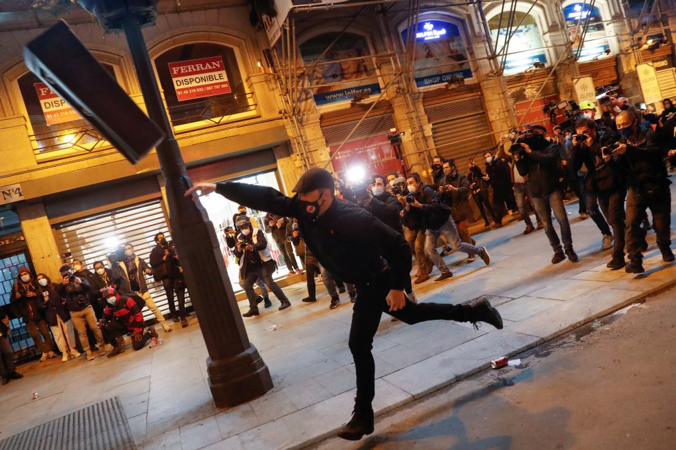 Avec des banderoles qui disent "Kidnappé par l'État Tout le monde dans la rue! Conquérons votre liberté!"  ou "Pablo Hasél, Libertad. Fini avec Franco's Justice", le rassemblement a débuté dans une ambiance festive avec des chansons pour réclamer la libération du rappeur catalan de prison, mais a ensuite conduit à des violences contre les forces de l'ordre.  A l'image, un jeune manifestant jette un container, ce mercredi à Madrid.