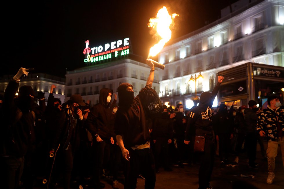 Des manifestants affrontent des policiers anti-émeute lors d'une marche pour l'arrestation du rappeur Pablo Hasél, ce mercredi à la Puerta del Sol de Madrid.