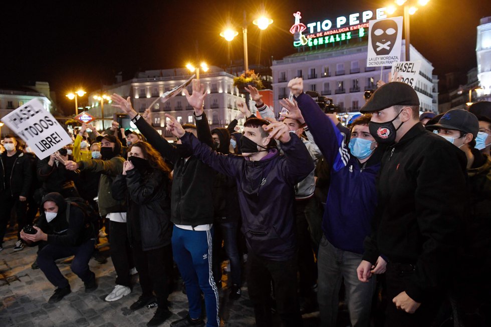 Les agents de l'Unité d'intervention de la police (UIP) ont inculpé à plusieurs reprises vers huit heures de l'après-midi des groupes de fidèles qui ont tenté d'accéder à la rue Carretas en direction du Congrès des députés.  Dans l'image, des manifestants à la Puerta del Sol à Madrid.