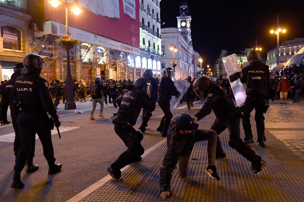 Modifications entre les forces de l'ordre et les manifestants, ce mercredi à Madrid.