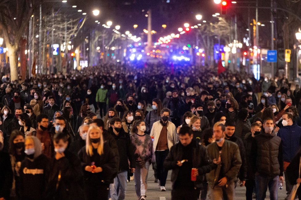 Les participants à la manifestation pour protester contre l'arrestation du rappeur Pablo Hasèl, qui a été admis en prison hier, ce mercredi à Barcelone.