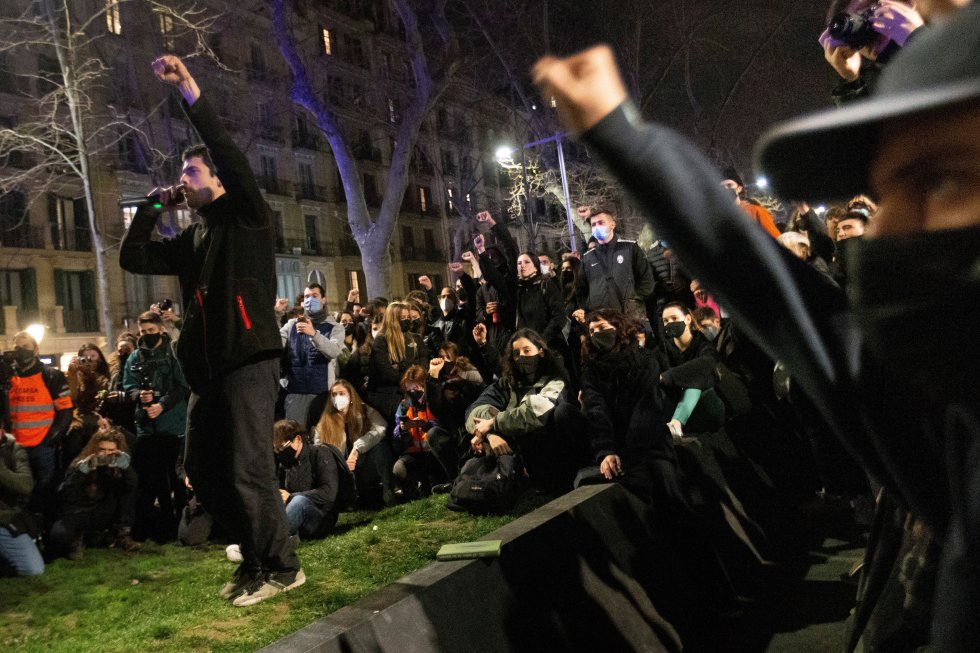 Les participants à la manifestation pour protester contre l'arrestation du rappeur Pablo Hasél, entré hier en prison reconnu coupable de crimes de glorification du terrorisme et d'insultes à la Couronne, ce mercredi à Barcelone.