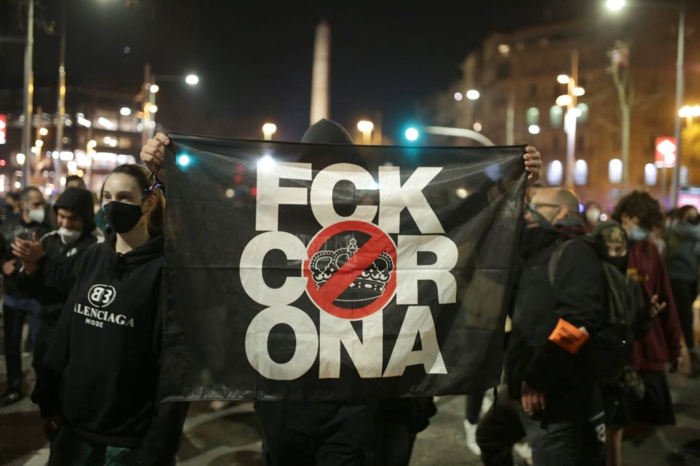 Les participants à la manifestation pour protester contre l'arrestation du rappeur Pablo Hasél, ce mercredi à Barcelone.