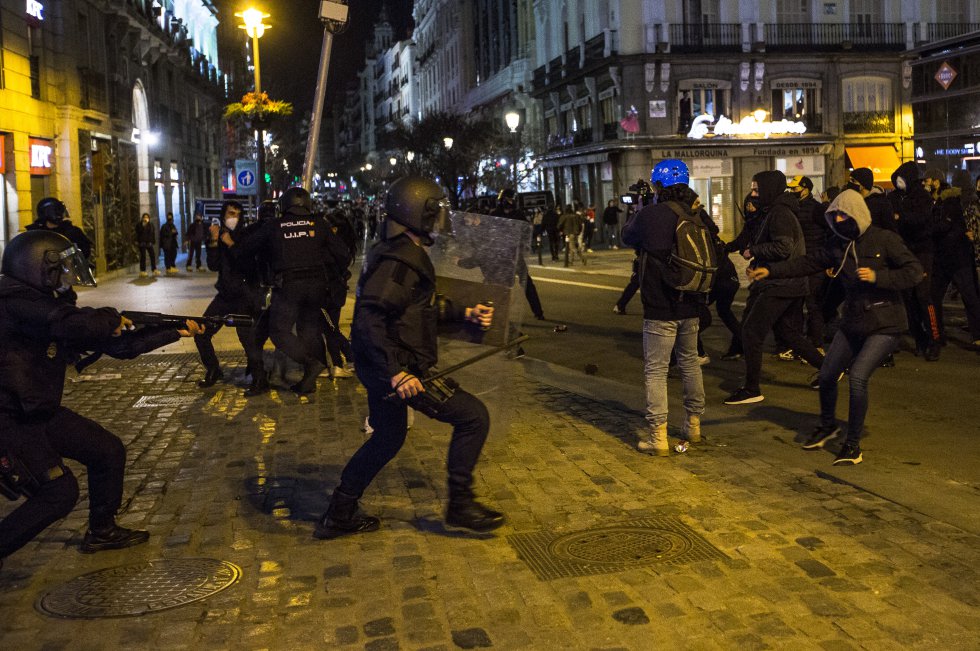 La police a rassemblé les plus violents dans un coin de la Puerta el Sol, au confluent avec la Calle Arenal, et a dû utiliser des balles en caoutchouc et des gaz lacrymogènes.  A l'image, confrontation entre agents de la police nationale et manifestants à Madrid.