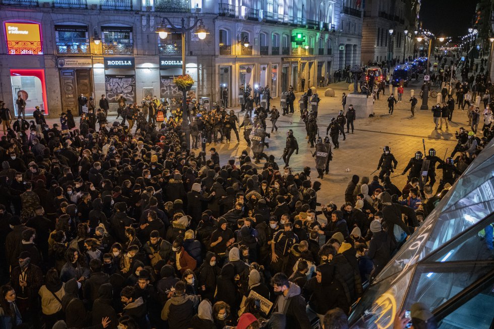 La police anti-émeute de la police nationale commence les charges pour déloger les manifestants de la Puerta del Sol à Madrid.