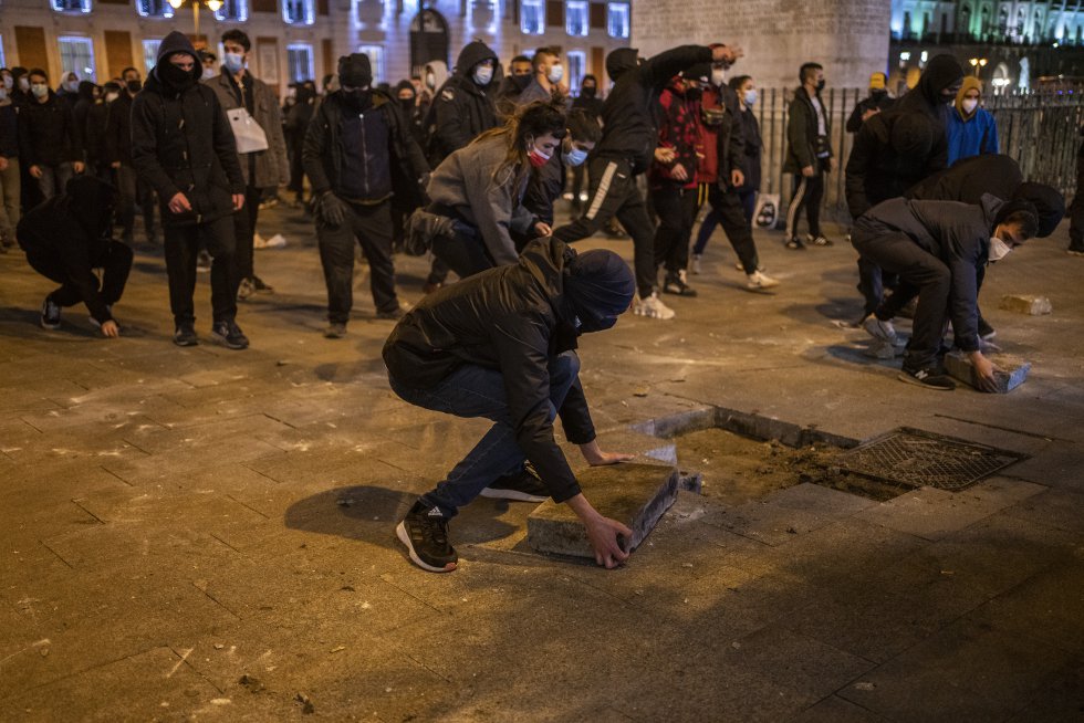 Les manifestants soulèvent des pavés de la Puerta del Sol de Madrid.