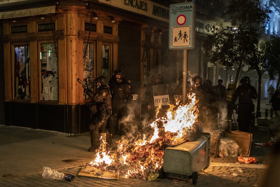 Les agents anti-émeute se préparent à lancer des balles en caoutchouc dans la Calle del Correo à Madrid.