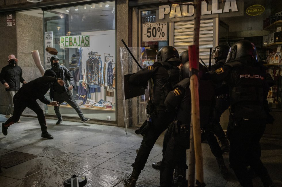 Les manifestants jettent des pierres sur la police.