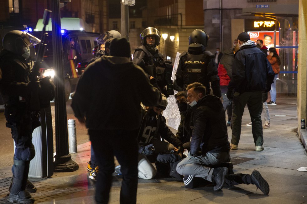 Des agents en civil arrêtent un manifestant dans le centre de Madrid.