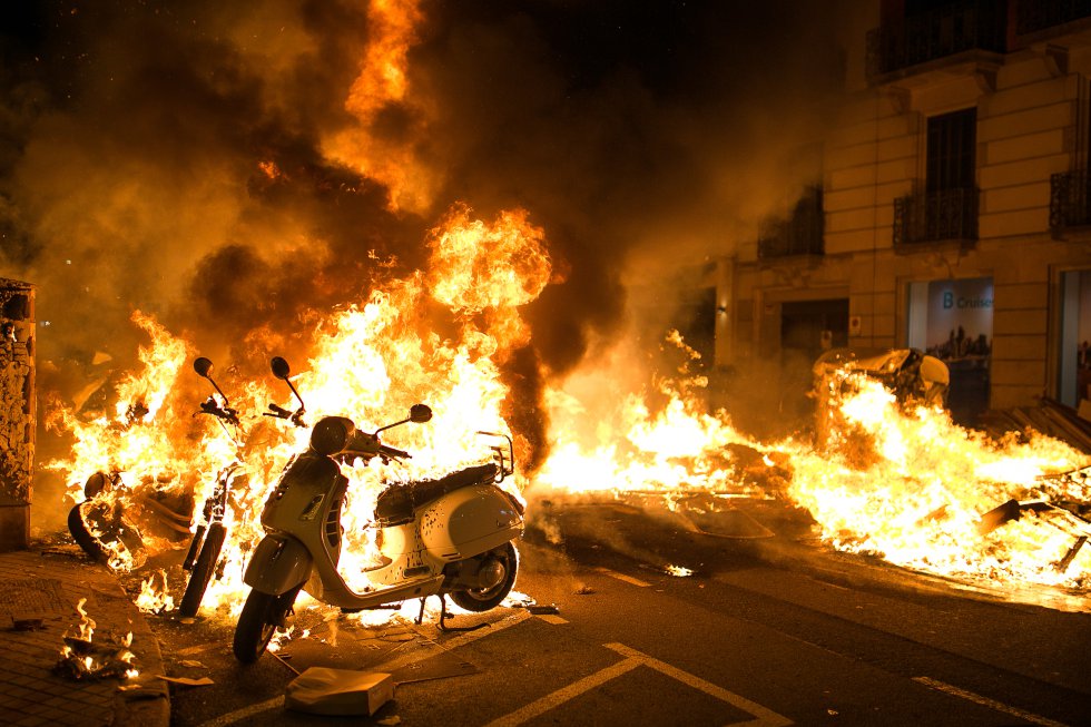 Plusieurs motos brûlent lors des altercations dans le centre de Barcelone.