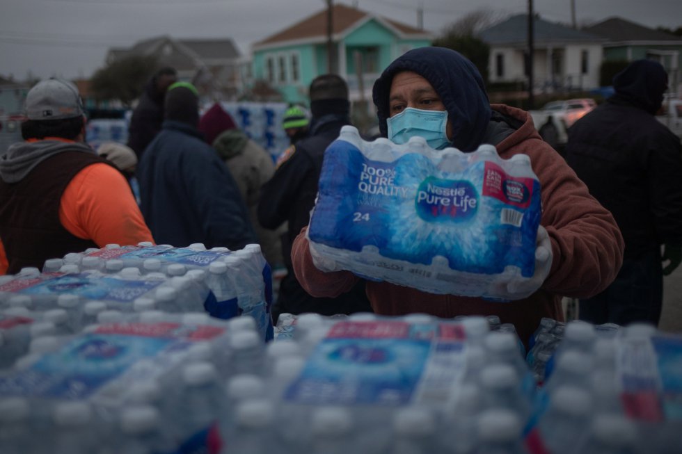 Un grupo de voluntarios ayudó a distribuir agua potable a los residentes que se quedaron sin electricidad.
