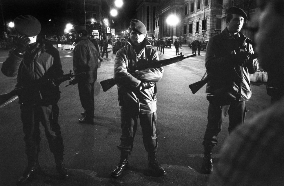 Agentes de la Policía Nacional en la carrera de San Jerónimo. Se formaron dos cordones de seguridad alrededor del Congreso: uno interior, de la Guardia Civil, y otro exterior de la Policía Nacional, después de que los policías que se acercaron al Congreso fueran obligados a retirarse por los guardias civiles.