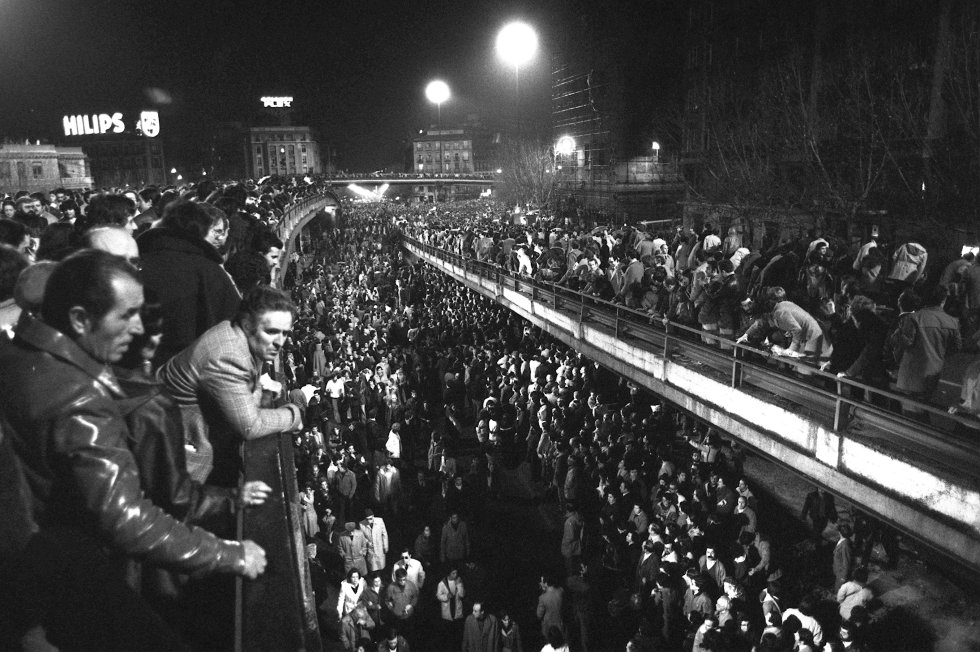La manifestación del 27 de febrero de 1981 por las calles de Madrid, en la que participaron un millón y medio de personas, fue la más grande jamás celebrada en la historia de España. Bajo el lema "Por la libertad, la democracia y la Constitución", políticos y ciudadanos, desde presidentes de bancos hasta la Corporación Municipal madrileña (maceros incluidos) participaron en el recorrido desde Embajadores a la plaza de las Cortes (en la imagen, a su paso por el 'scalextric' de Atocha). La organización había pedido que los manifestantes que marcharan en silencio, pero los gritos de “Viva la libertad”, “Viva la democracia” y “Viva el Rey” fueron constantes. Al final del recorrido, la periodista Rosa María Mateo leyó un manifiesto a favor de la democracia consensuado por los líderes políticos.