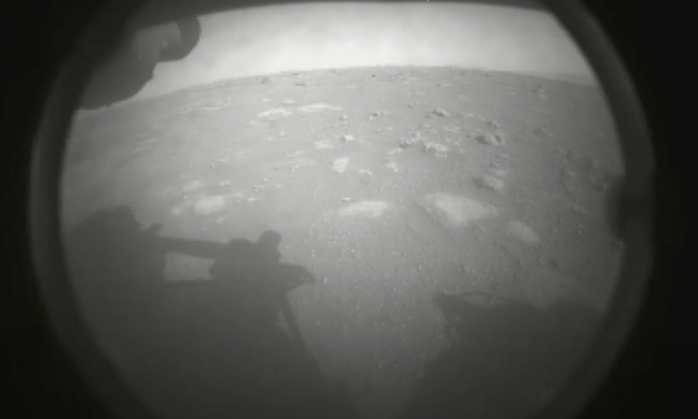 La primera foto que ha tomado la misión ‘Perseverance’ de la superficie de Marte, este viernes.
