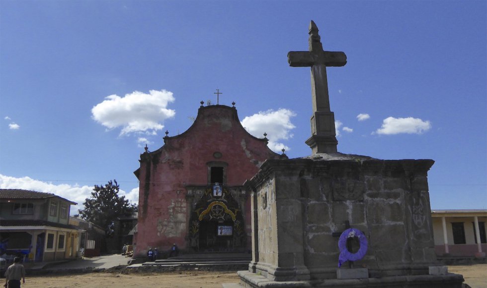 Pese a los esfuerzos de los cuerpos de auxilio y de esa comunidad de la Meseta Purhépecha, fue imposible evitar que el templo quedara reducido a cenizas.