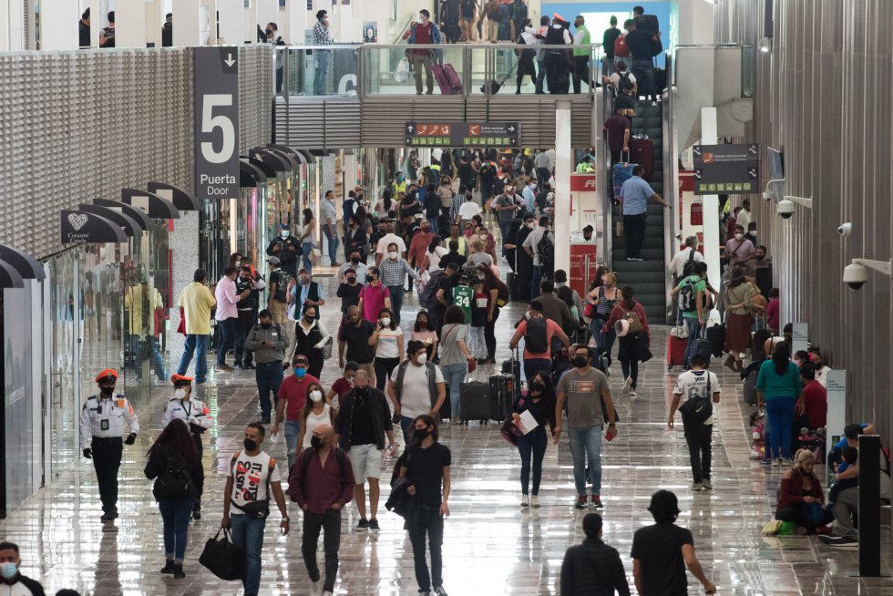 Comercio Trivial ejemplo Fotos: Aglomeraciones y largas filas de viajeros en el aeropuerto de Ciudad  de México en vísperas de la Semana Santa | Actualidad | EL PAÍS