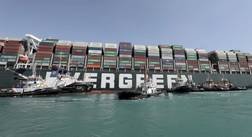 Remolcadores intentan desencallar el buque, este domingo. El canal de Suez, que tiene 160 kilómetros de longitud y unos 300 metros de ancho, fue inaugurado oficialmente en 1869.