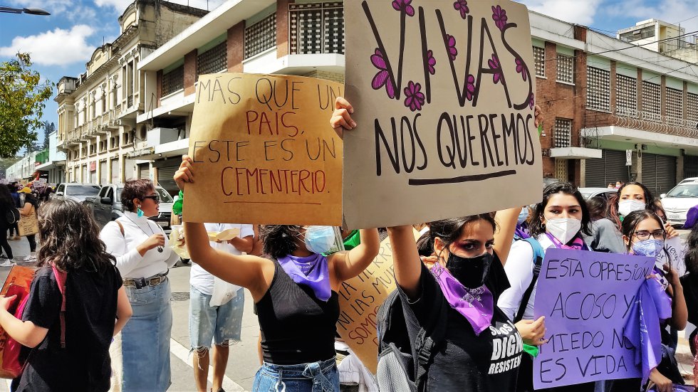 Manifestación en Ciudad de Guatemala el 7 de marzo, bajo el lema ‘Vivas nos queremos’, para denunciar lo peligroso que es ser mujer en este país centroamericano, donde hasta febrero han asesinado a 117 féminas.