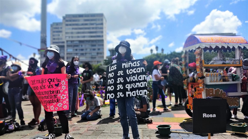 Durante el 2020, 1.915 niñas de entre 10 y 14 años quedaron embarazadas en Guatemala, según datos del Ministerio de Salud y Asistencia Social. ‘Las niñas no se tocan, no se violan, no se queman, no se matan’, es uno de los lemas más coreados en las manifestaciones de mujeres.
