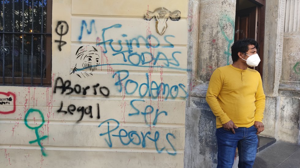 Durante la marcha del 7 de marzo, algunas mujeres pintaron las paredes y el suelo de la principal avenida peatonal de la capital de Guatemala para denunciar las agresiones y acoso que sufren y reivindicar el aborto legal, prohibido en este país.