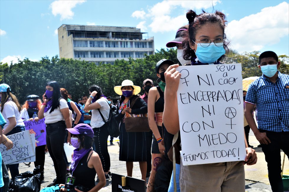 Tras la campaña #TengoMiedo iniciada a comienzos de este año en Guatemala, muchas mujeres reivindicaron también su derecho a salir sin temor a las calles, pese a la violencia y las agresiones sexuales (18 violaciones diarias, según la Fiscalía) que sufren cada día.
