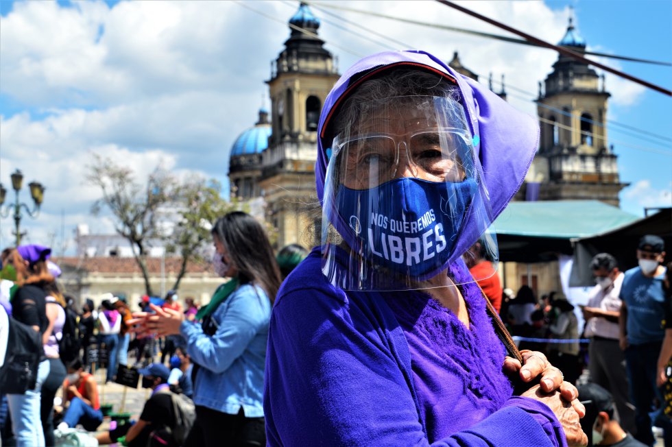 La Defensora de la Mujer de la Procuraduría de Derechos Humanos manifiesta que no está de acuerdo en tener miedo, aunque recuerda que, en Guatemala, “es un riesgo ser mujer, porque no se tienen garantizadas las condiciones necesarias para poder vivir una vida libre de violencia”.