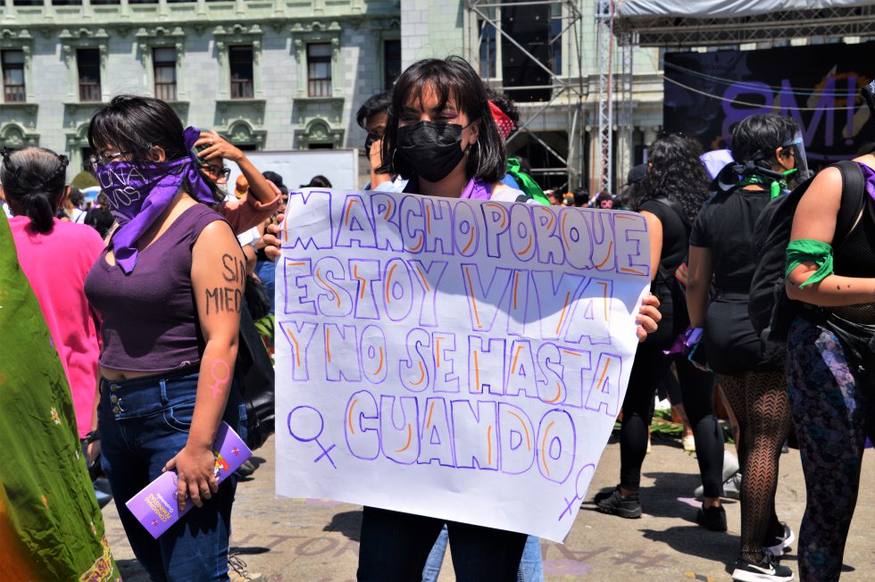 Keyla Garrido, de 19 años, confiesa durante la marcha del 7 de marzo en Ciudad de Guatemala: “Todos los días temo por mi vida”. Y recuerda que es “peligroso ser mujer en este país porque una sale a la tienda y no sabe si va a volver a casa”.