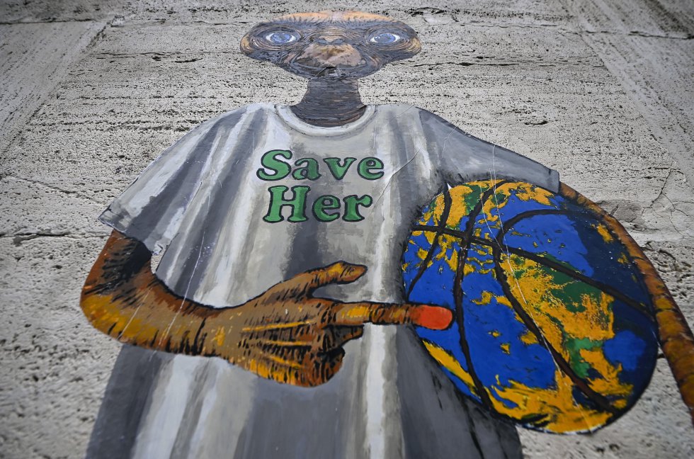 Países como Japón, Canadá o Argentina han puesto sobre la mesa nuevos objetivos de recorte de emisiones. En la imagen, mural con la imagen de E.T. de la película de Steven Spielberg, del artista callejero Harry Greb, en el centro de Roma (Italia), este jueves.