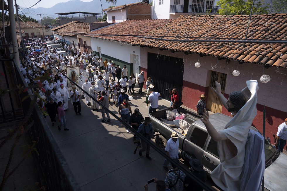 El nuncio apostólico en México, Franco Coppola, a su llegada para celebrar una misa por la paz en el municipio de Aguililla, en Michoaca?n. Coppola ha criticado indirectamente la dejadez del Gobierno: “La mafia florece donde el Estado no está”.