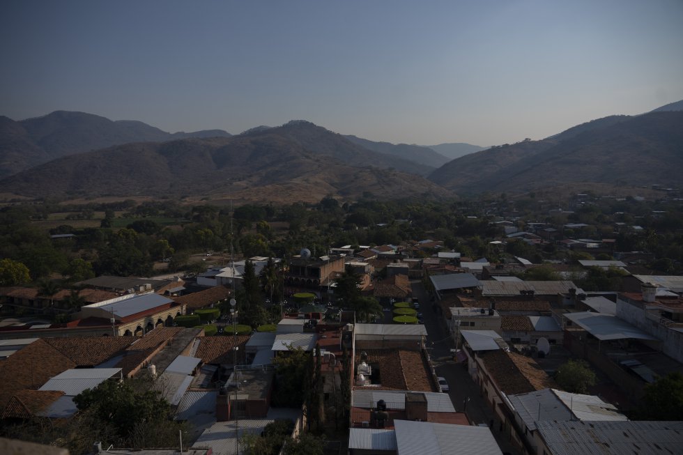 Vista del centro de Aguililla. El nuncio ha recordado el hallazgo hace semanas de ocho cuerpos descabezados en la comunidad de La Enrramada. “Compartí las fotos en Facebook, porque quería que mis amigos en Italia vieran lo que pasaba, pero Facebook me bloqueó las fotos. Así que dije, vamos a ir allá y vamos a inundar internet con lo que pasa en Aguililla”.