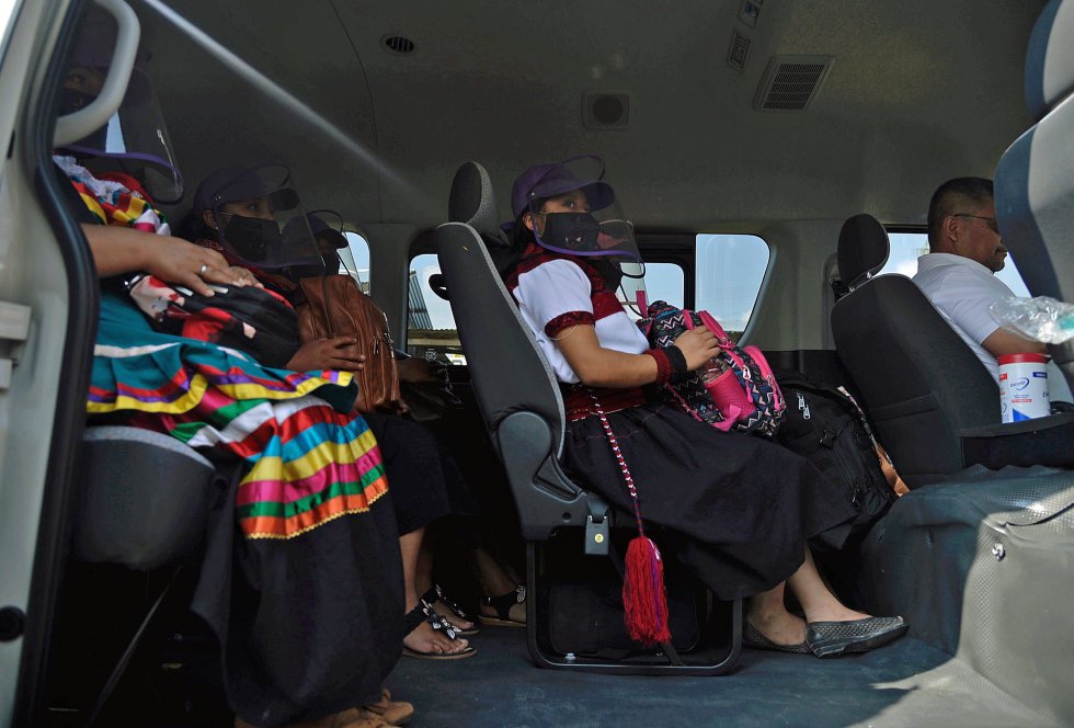 El escuadrón está formado por siete personas, todas mexicanas y descendientes de los mayas, que “comparten dolores y rabias con otros pueblos originarios de este lado del océano”.