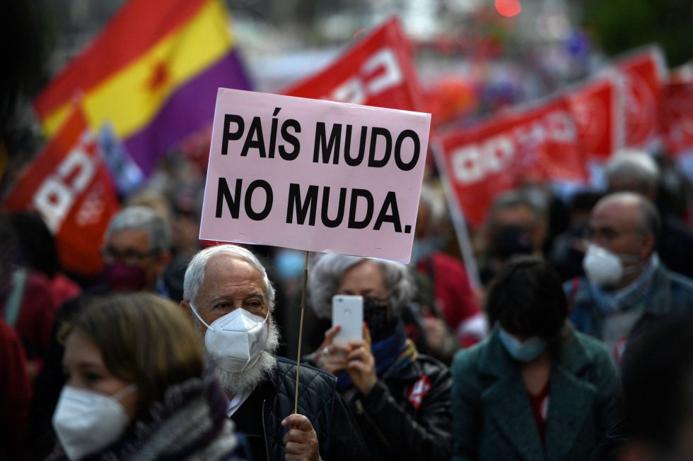 Um dos banners exibidos durante a celebração do Dia Internacional do Trabalhador no centro de Madrid.  Com eventos convocados em mais de 70 cidades de todo o país para exigir "uma agenda social e um modelo social e econômico mais justo", os sindicatos exigem que o Governo revogue as reformas trabalhista e previdenciária, bem como o aumento dos salários. Mínimo interprofissional (SMI).