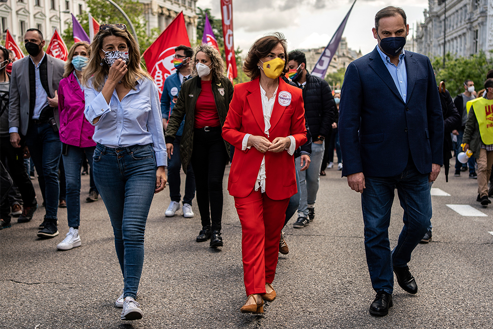 Da esquerda para a direita, a Terceira Vice-Presidente do Governo e Ministra do Trabalho, Yolanda Díaz, a Primeira Vice-Presidente do Governo, Carmen Calvo, e o Ministro dos Transportes, José Luis Ábalos, na manifestação do Primeiro de Maio realizada em Madrid.