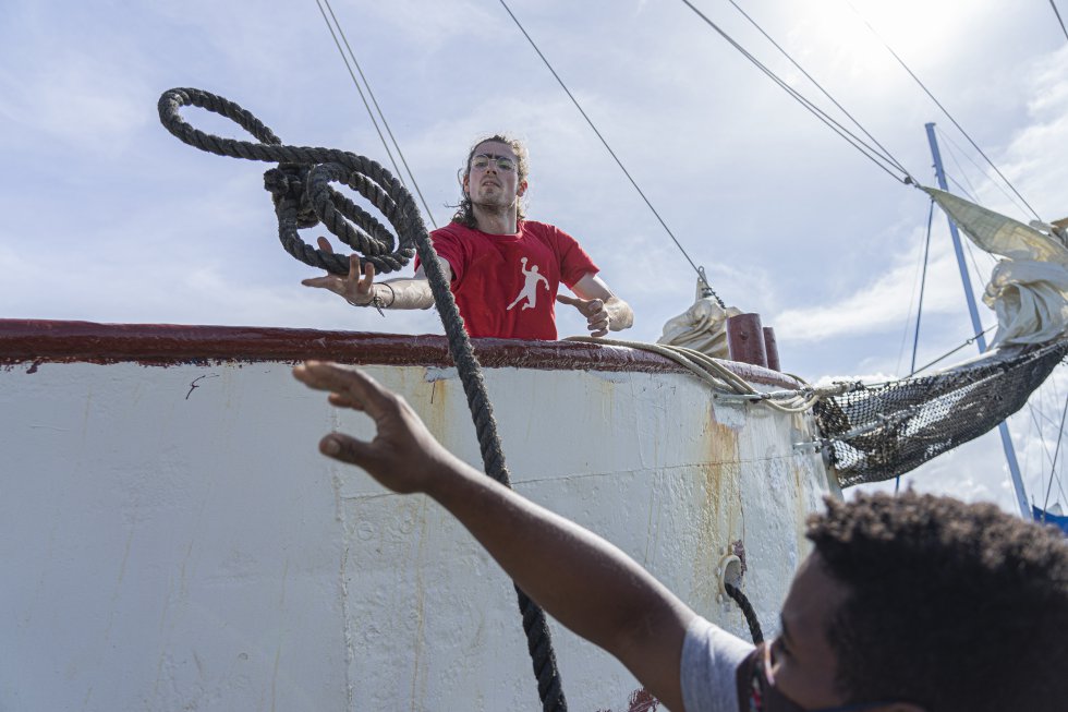 Miembros de la tripulación hacen los preparativos para la salida del navío 'La montaña' en el muelle de Isla Mujeres.