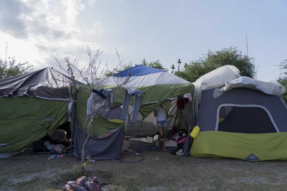 Algunas organizaciones religiosas también han habilitado espacios para cobijar a los migrantes, pero la mayoría prefiere quedarse allí, en la plaza, donde se sienten más seguros frente a la amenaza de los secuestros.