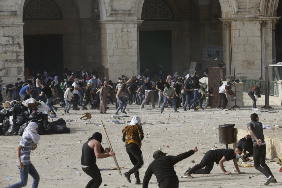 Más de 200 palestinos resultaron heridos este lunes en fuertes choques con la Policía israelí en la Explanada de las Mezquitas, tras días de disturbios en la urbe, que hoy marca otra jornada de tensión por la conmemoración israelí del Día de Jerusalén.